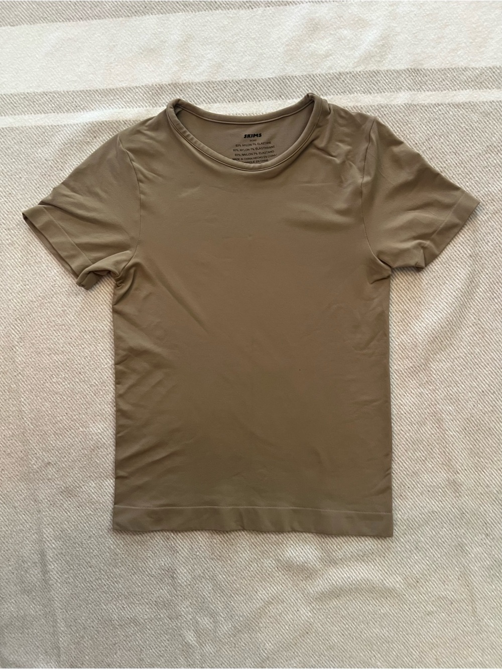 SKIMS Smoothing Seamless T-Shirt in Olive Brown